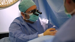 Dr Mehmet Akbas Facharzt für Schönheitschirurgie