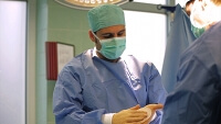 Dr. Mehmet Akbas - Experte für Brustvergrößerungen